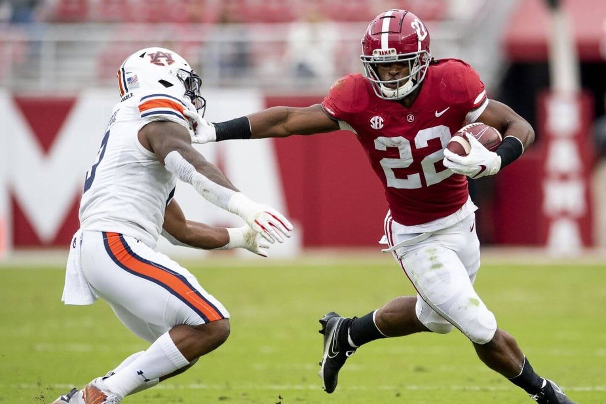 Alabama crushes Auburn as Mac Jones throws 5 TDs Mac Jones threw for 302 yards and five touchdowns as No. 1 Alabama romped past No. 22 Auburn 42-13 Saturday.  NOVEMBER 29, 2020 • THEATHLETIC.COM