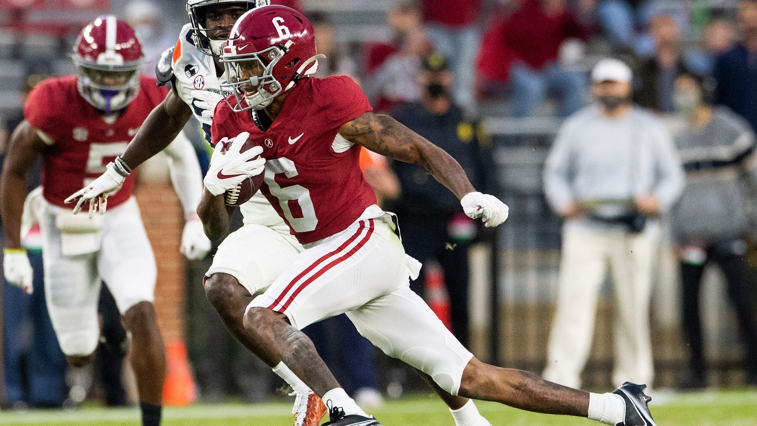 Heisman Watch: DeVonta Smith's rise puts two Alabama players in mix Mac Jones is right behind Florida's Kyle Trask in this week's Heisman Watch, but there's a second Alabama contender in the mix — DeVonta Smi…  DECEMBER 8, 2020 • USATODAY.COM