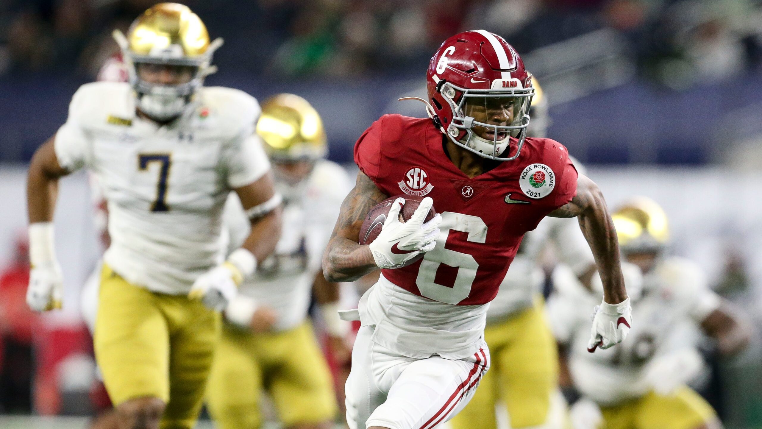 Alabama’s DeVonta Smith, a Heisman finalist, poses big threat to Ohio State in college football title game The Alabama senior leads all of college football in major receiving categories and is a favorite to win the Heisman Trophy on Tuesday  JANUARY 5, 2021 • USATODAY.COM