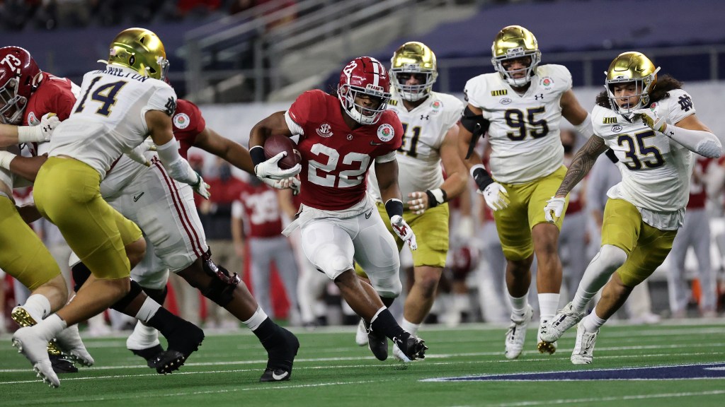 Chrissy Teigen wowed as Najee Harris hurdles Notre Dame defender