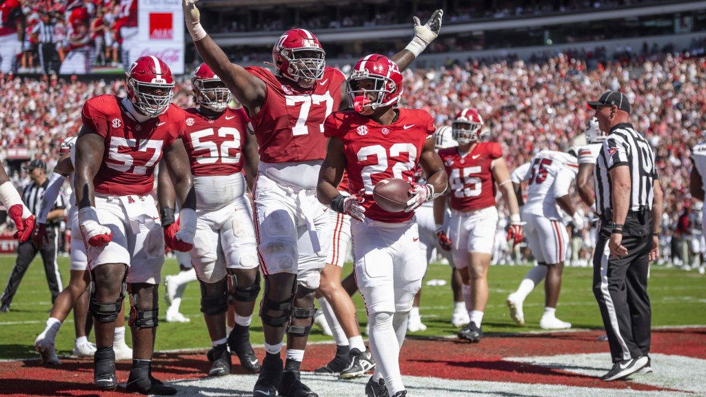 Alabama starting offensive guard announces return for 2025 season