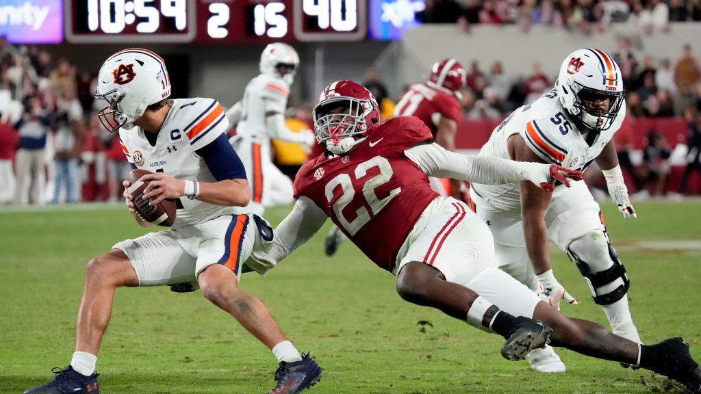 Alabama defensive lineman announces return for 2025 season