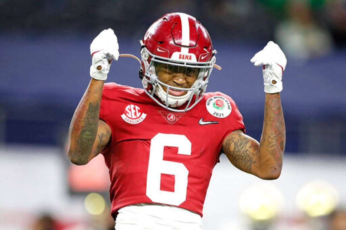 Alabama's Mac Jones wins Davey O'Brien Award The Alabama quarterback took home the first college football award of Thursday night.  JANUARY 8, 2021 • THEATHLETIC.COM