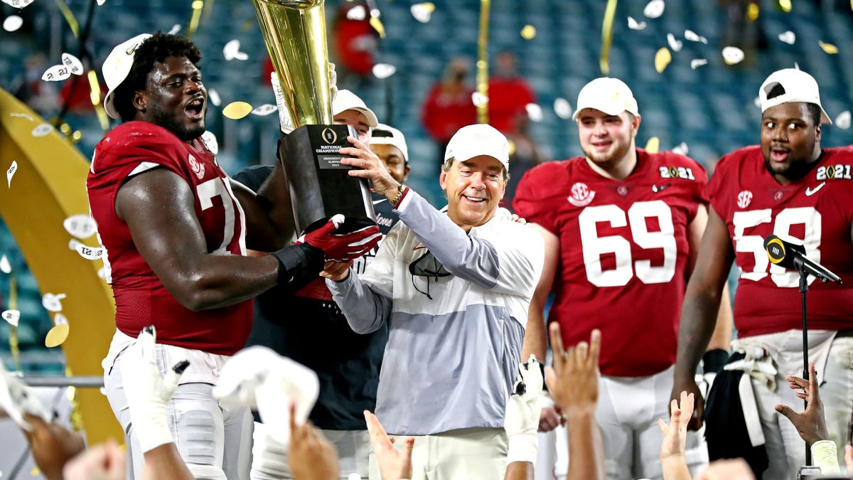 Alabama recruiting: 2022 football commitment tracker Alabama came up with the No. 1 recruiting class once again in 2021. All of those players have now been signed, and some are even enroll and…  FEBRUARY 6, 2021 • USATODAY.COM
